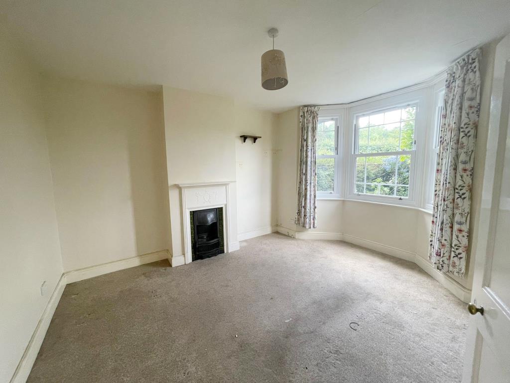 Lot: 70 - SEMI-DETACHED HOUSE FOR IMPROVEMENT - Living room
